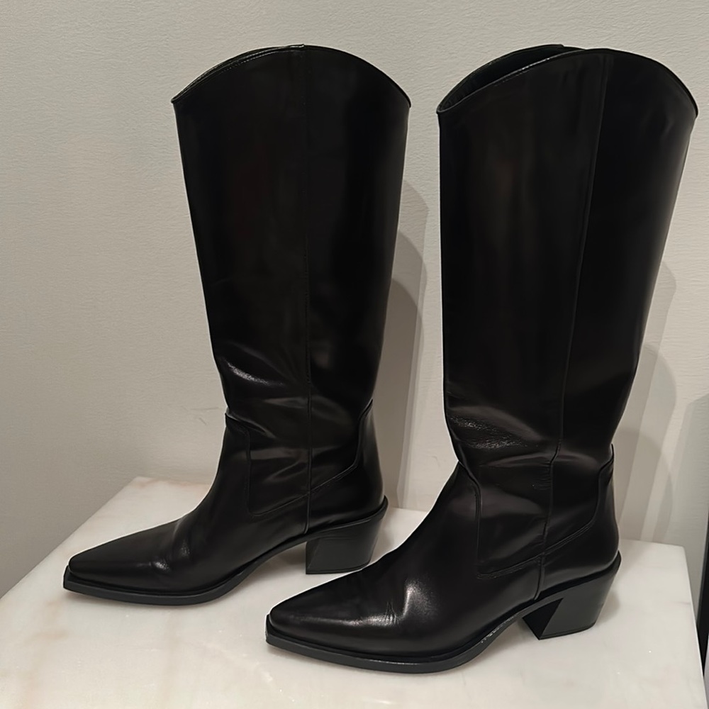 MOSSIMO DUTTI LEATHER BOOT - BRAND NEW, WORN ONCE (indoors only)